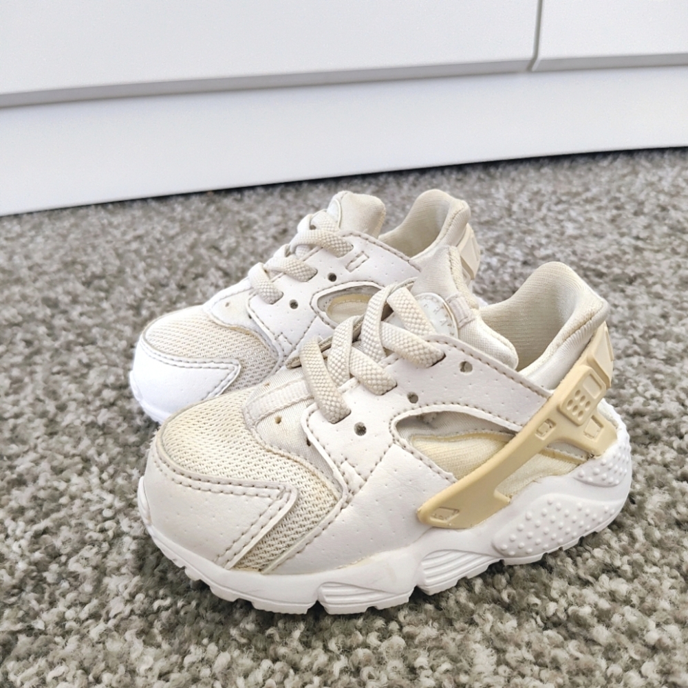Classic Nike white Huarache 5C unisex